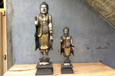 Stående Buddha i guld og sølv